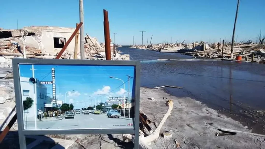 Foto real del pueblo mostrando las ruinas donde se compara en antes y el después