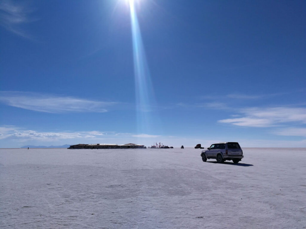 Foro tomada por un turista mostrando su vehículo en el salar