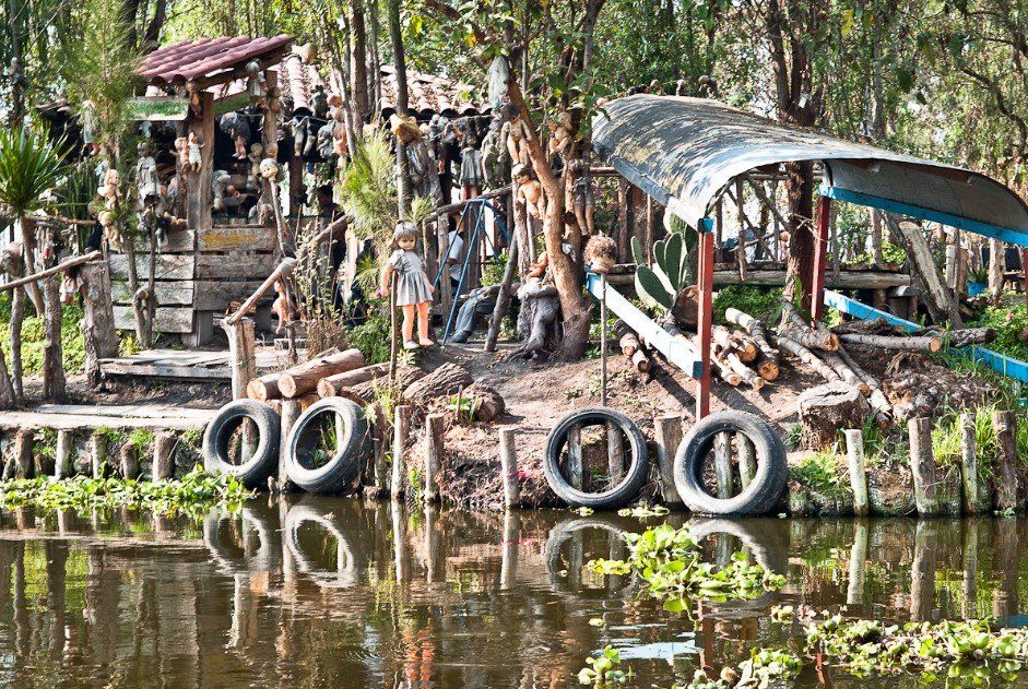 Foto real tomada desde el canal que costea a la isla