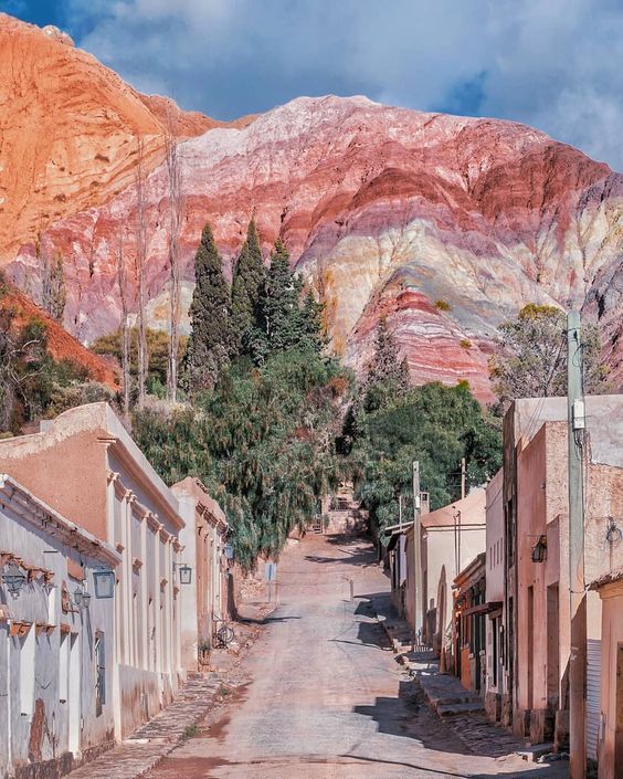 Fotografía del pueblo de Purmamarca al pie del cerro de los siete colores